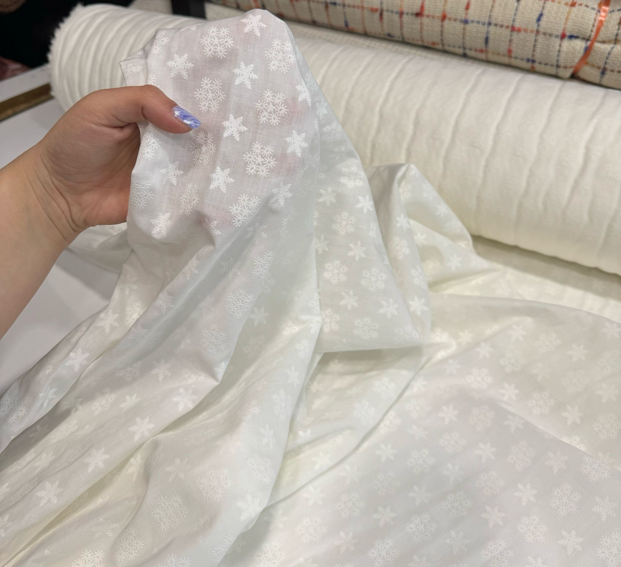 Vual Kumaş Kar Taneleri Baskılı Beyaz Renk %100 Pamuk