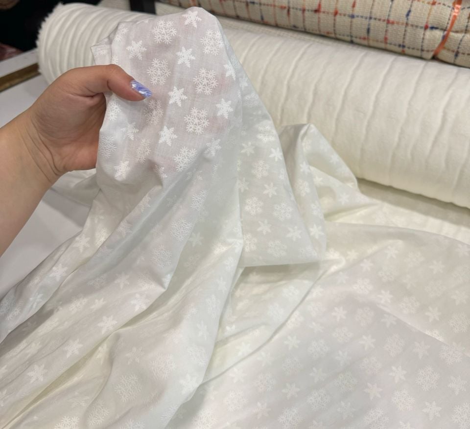 Vual Kumaş Kar Taneleri Baskılı Beyaz Renk %100 Pamuk