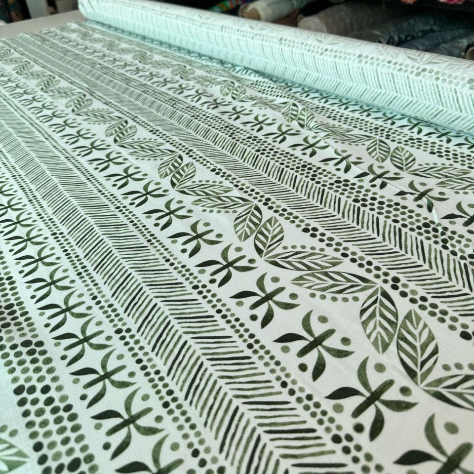 %100 Pamuk Flam Keten Kumaş Su Yeşili Desenli Beyaz Zemin
