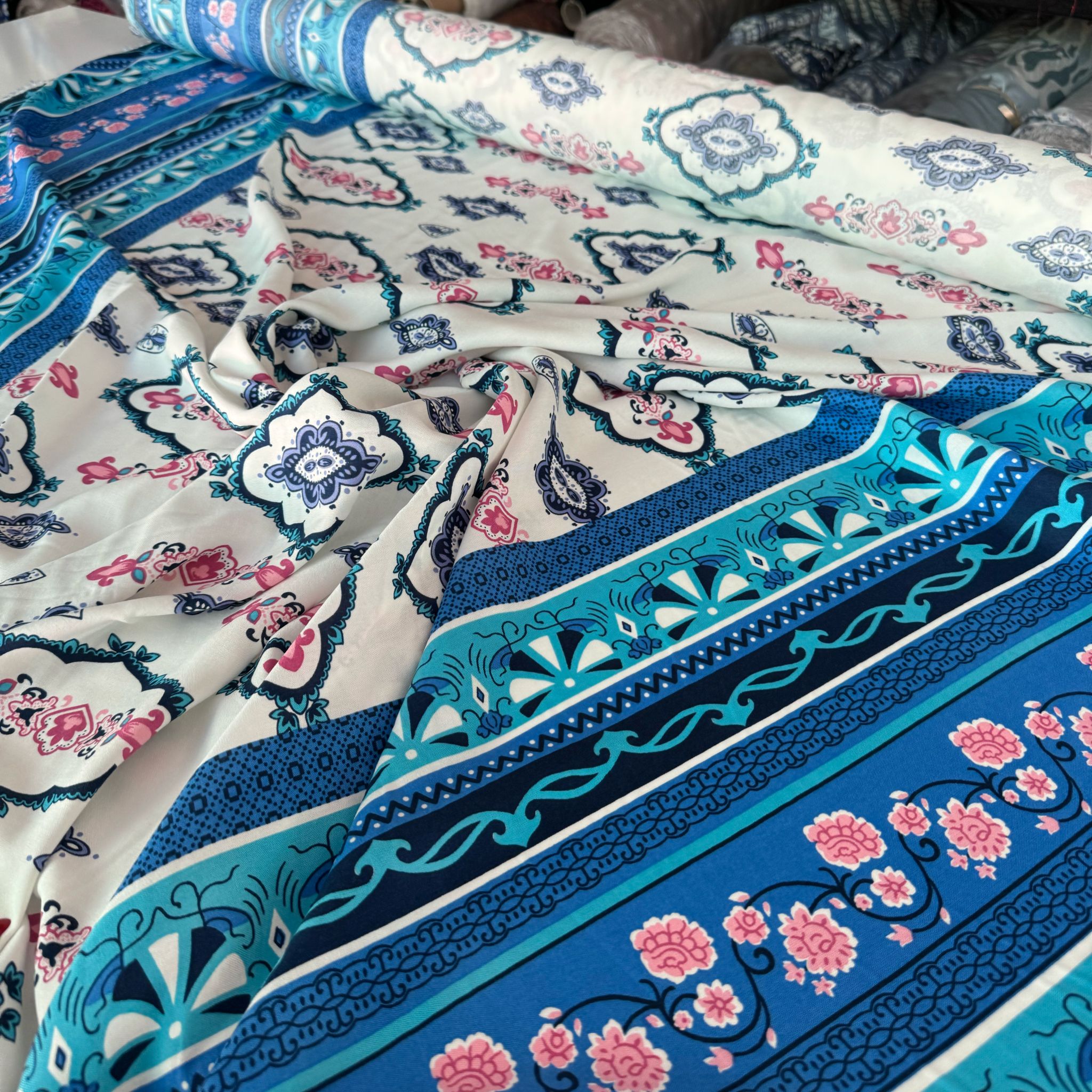 Viskon Kumaş Sulu Desen Çiçekli Mavi Pembe