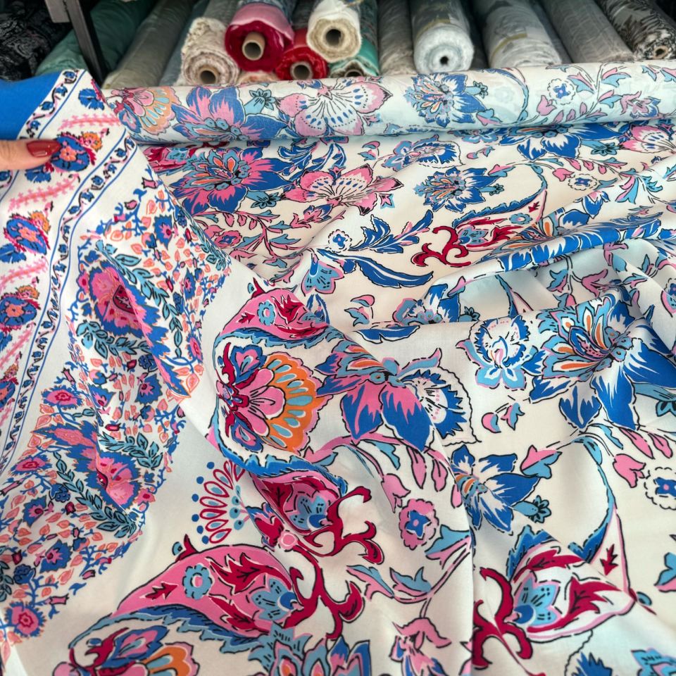 Viskon Kumaş Mavi Pembe Renk Çiçek Gül Desenli Sulu