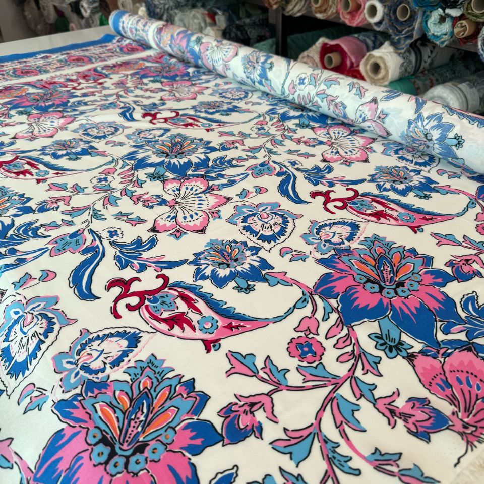 Viskon Kumaş Mavi Pembe Renk Çiçek Gül Desenli Sulu