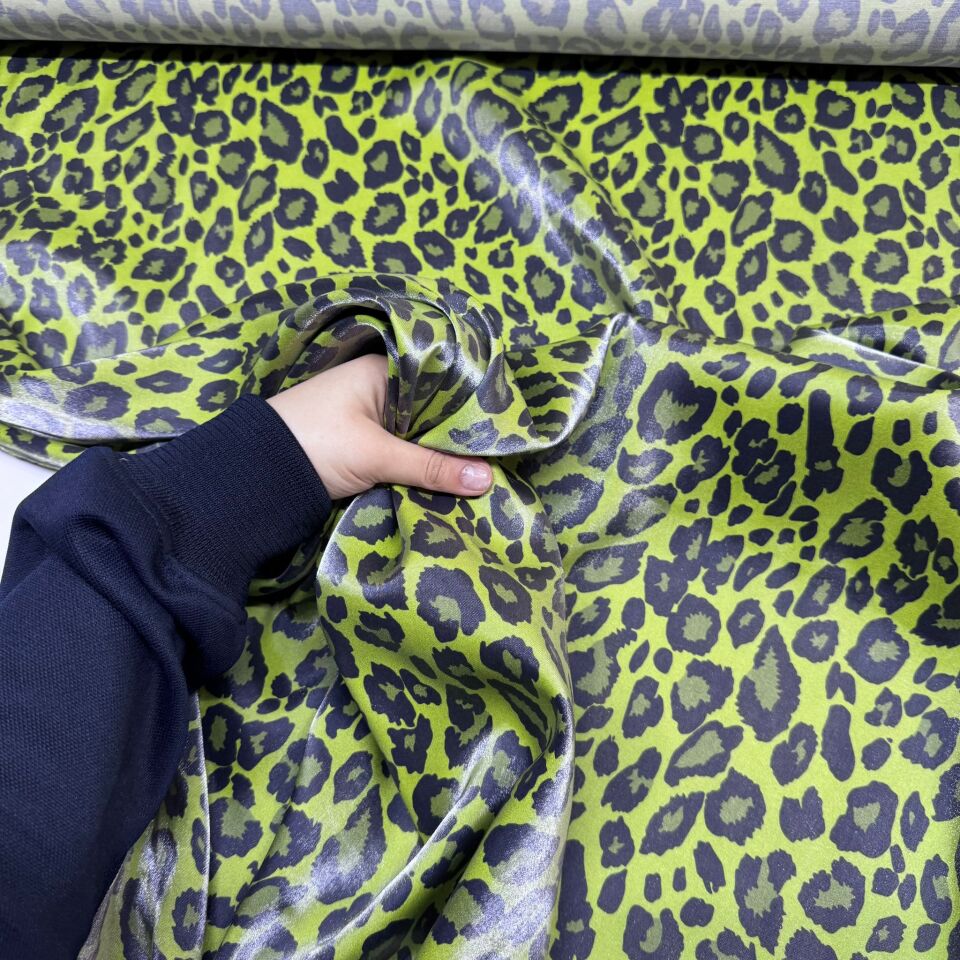 Floş Saten Kumaş Parlak Işıltılı Çift En Leopar Desenli Yeşil