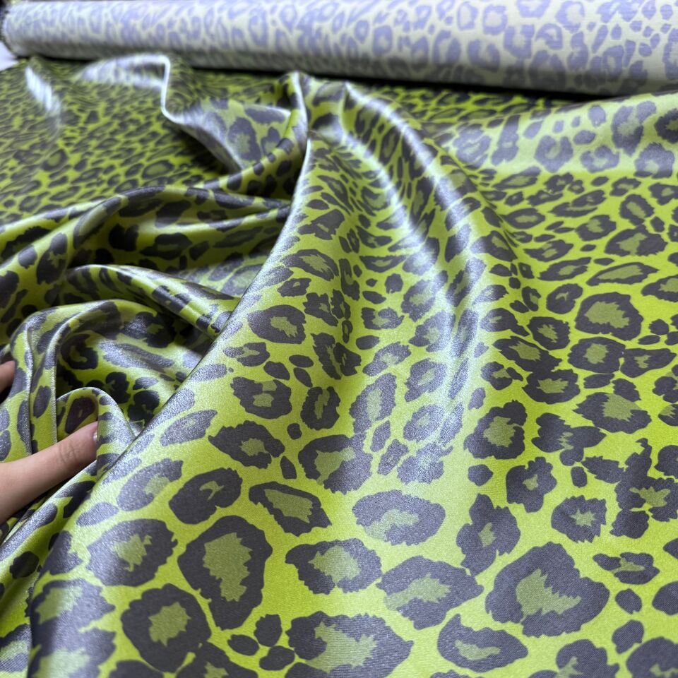 Floş Saten Kumaş Parlak Işıltılı Çift En Leopar Desenli Yeşil