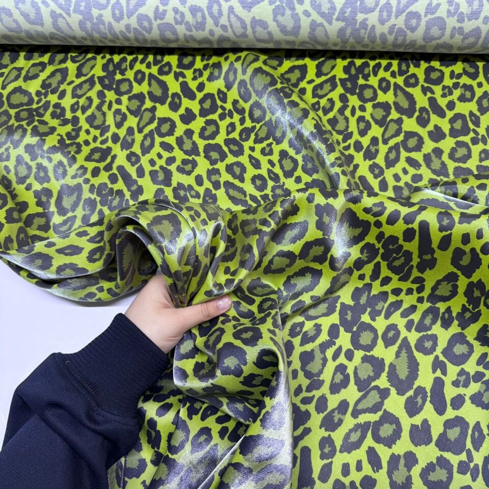 Floş Saten Kumaş Parlak Işıltılı Çift En Leopar Desenli Yeşil