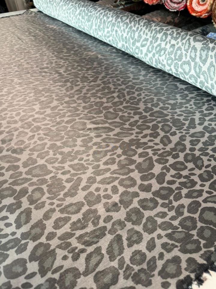 Floş Saten Kumaş Parlak Işıltılı Çift En Gri Leoapar Desenli