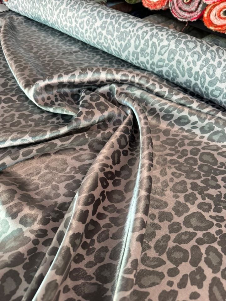 Floş Saten Kumaş Parlak Işıltılı Çift En Gri Leoapar Desenli