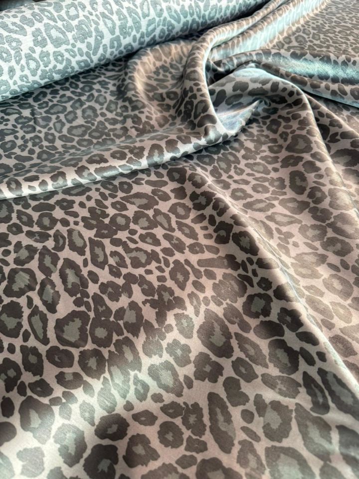 Floş Saten Kumaş Parlak Işıltılı Çift En Gri Leoapar Desenli