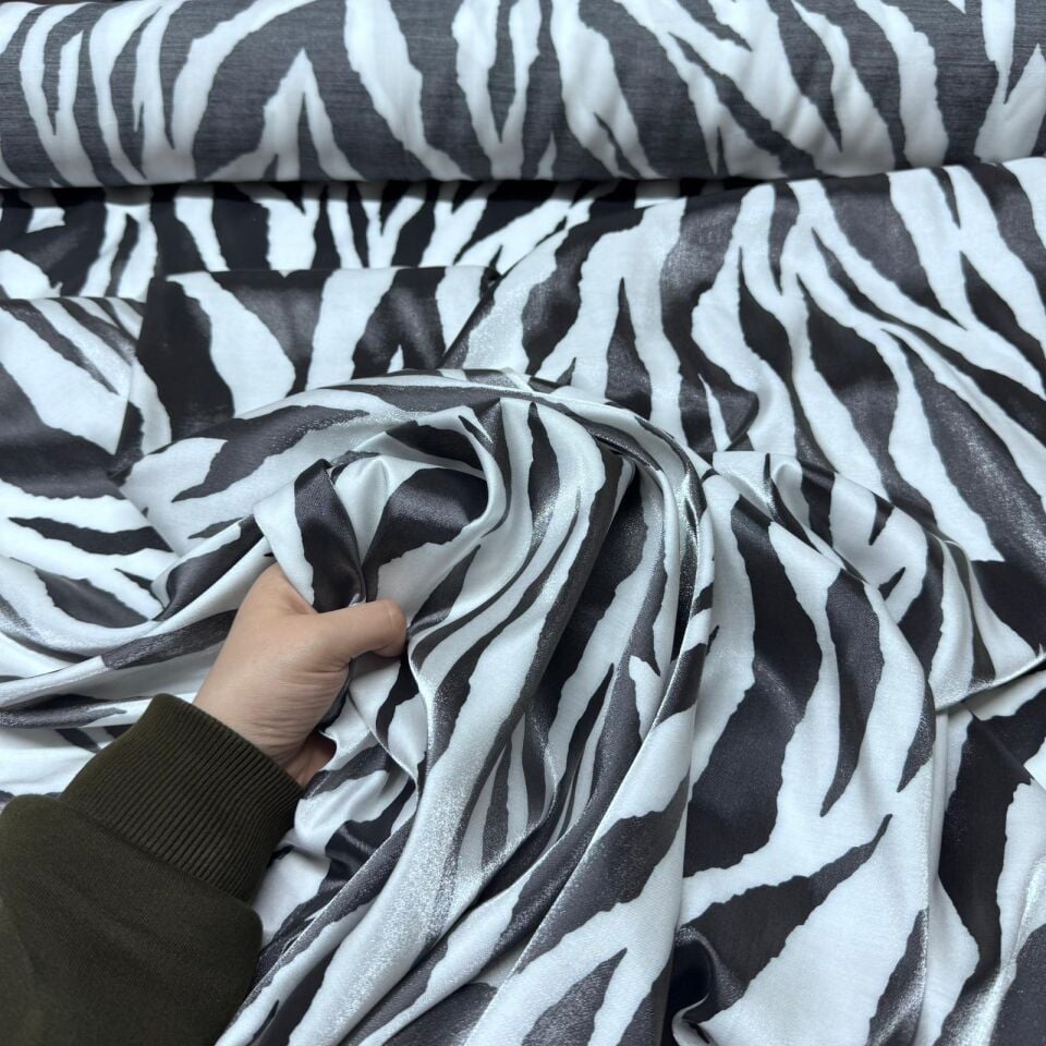 Floş Saten Kumaş Parlak Işıltılı Çift En Zebra Desenli Siyah Beyaz