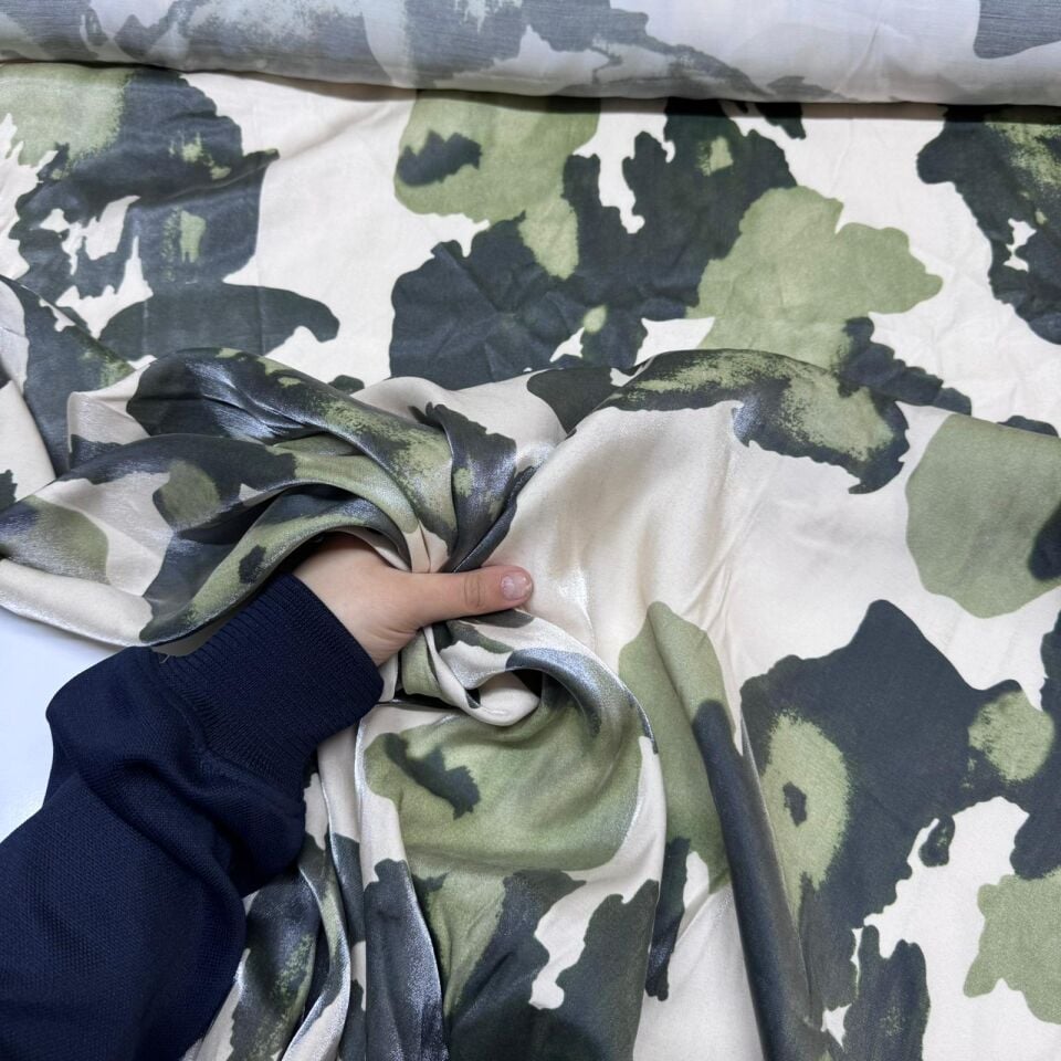 Floş Saten Kumaş Parlak Işıltılı Çift En Batik Desenli Yeşil