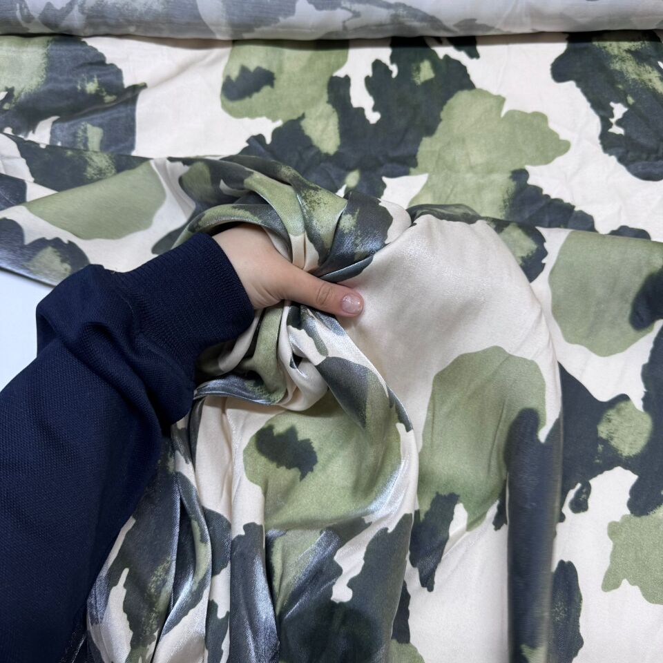 Floş Saten Kumaş Parlak Işıltılı Çift En Batik Desenli Yeşil