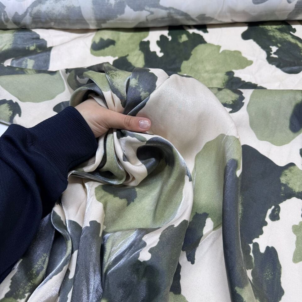 Floş Saten Kumaş Parlak Işıltılı Çift En Batik Desenli Yeşil