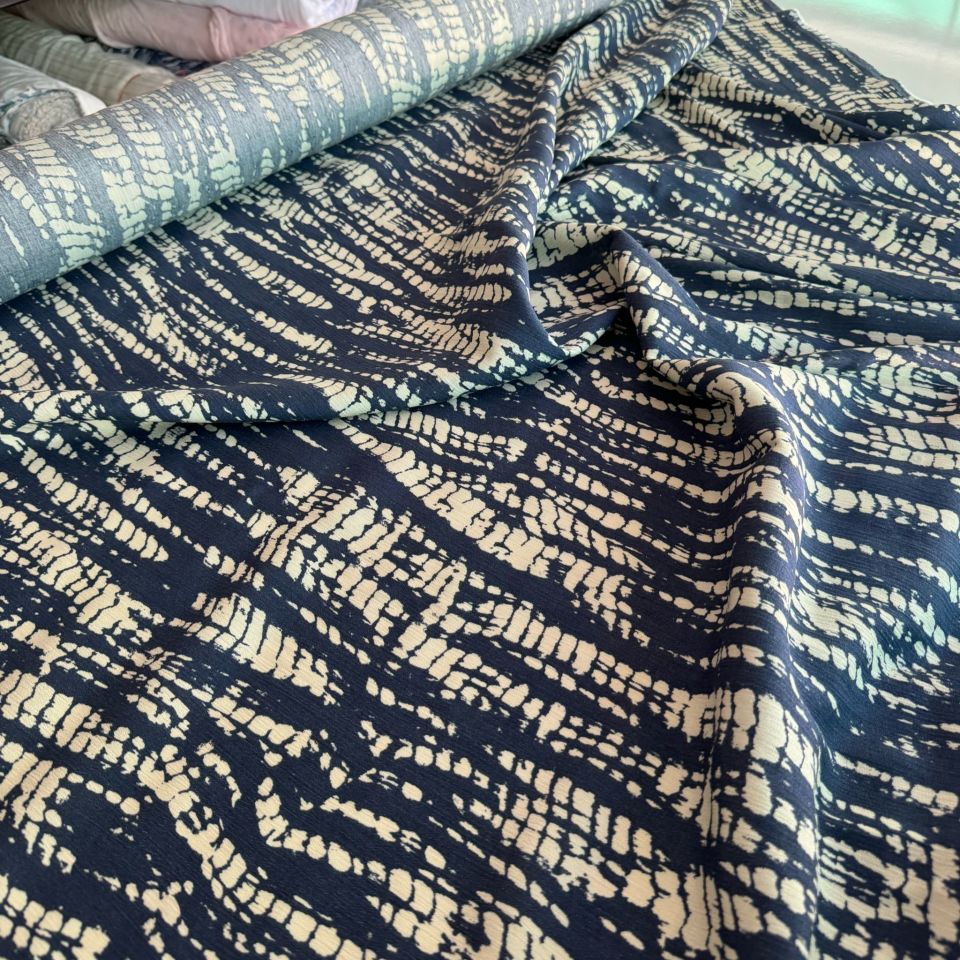 Krinkıl Viskon Kumaş Lacivert Renk Damla Desenli Çift En