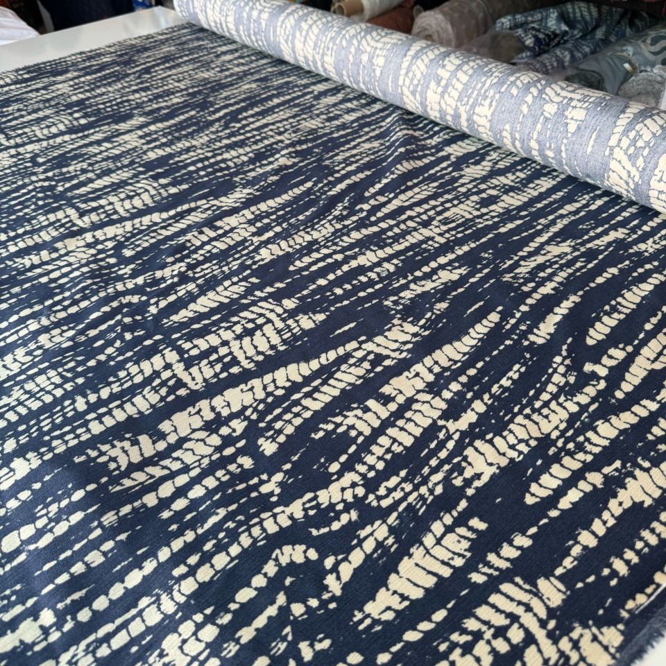 Krinkıl Viskon Kumaş Lacivert Renk Damla Desenli Çift En