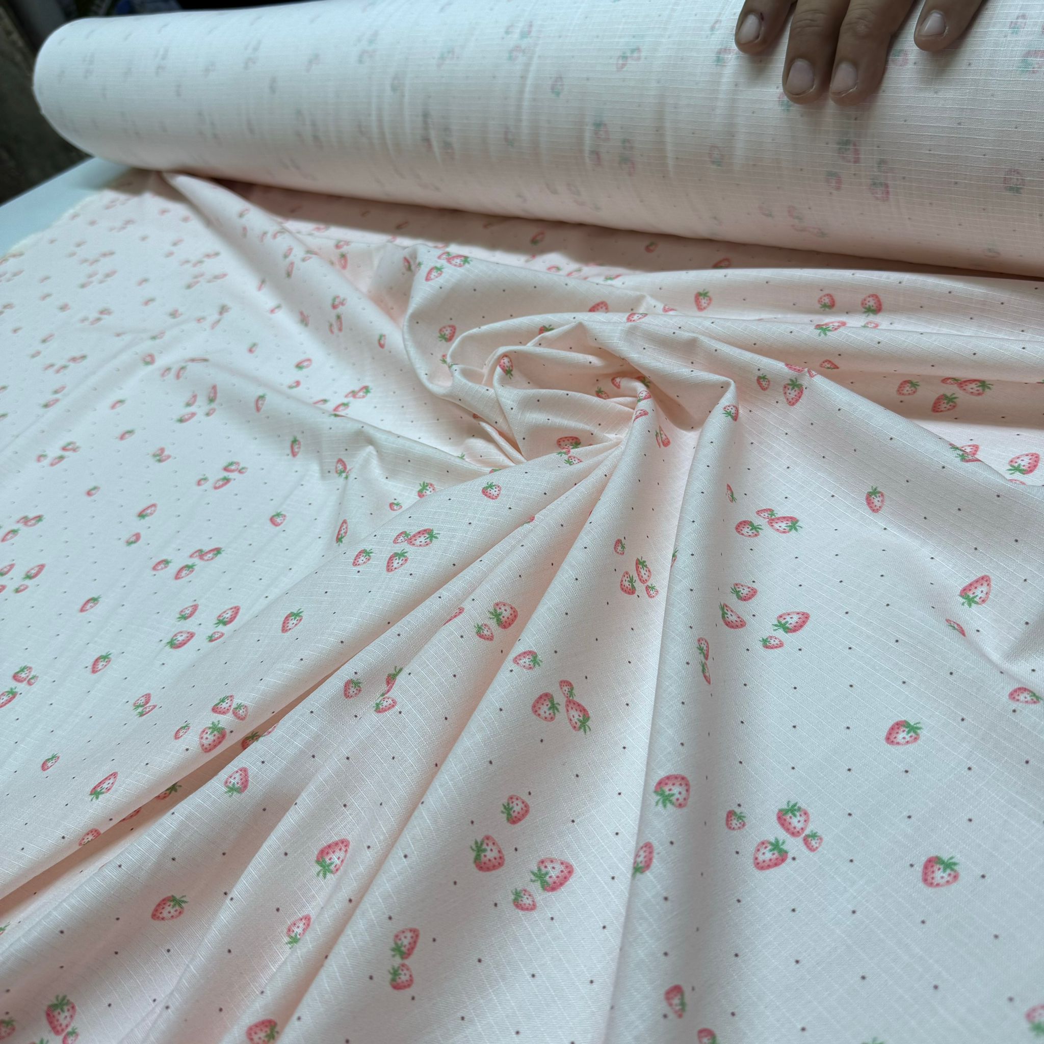 Pamuk Flam Keten Kumaş Pembe Renk Çilek Desenli Çift En