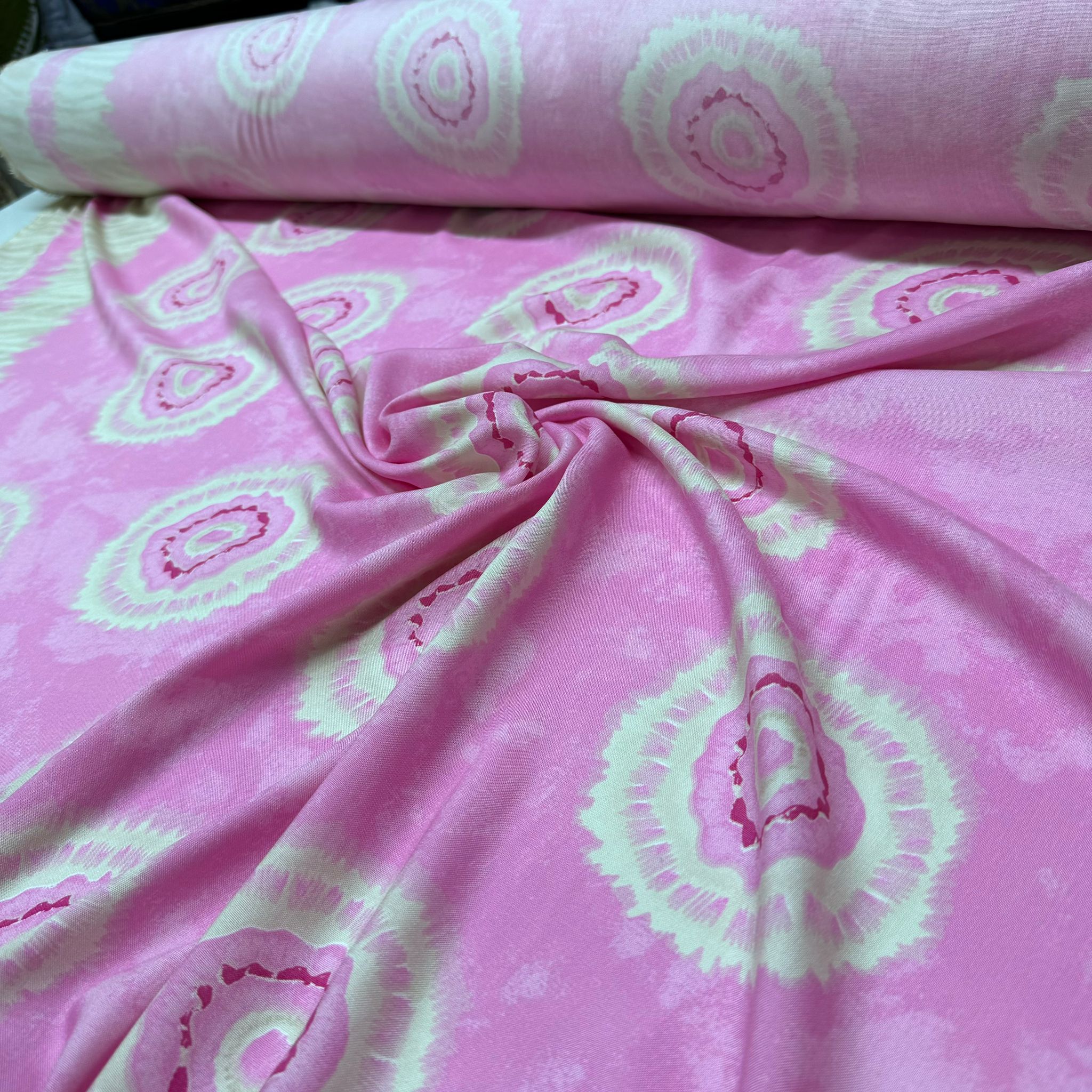 İthal Viskon Kumaş %100 Pamuk Pembe Renkli Yuvarlak Desenli Eteği Sulu