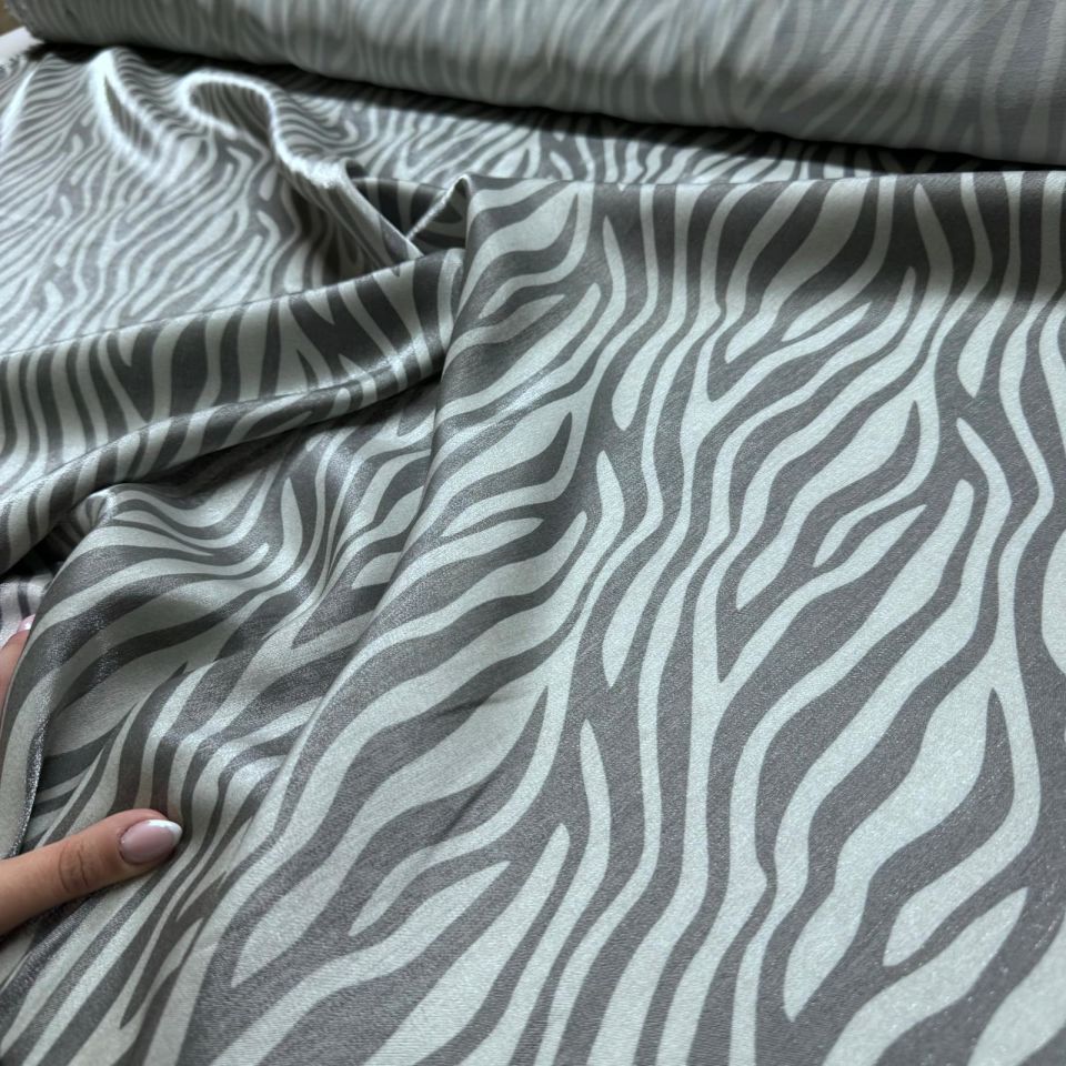 Floş Saten Kumaş Parlak Işıltılı Çift En Gri Zebra Desenli
