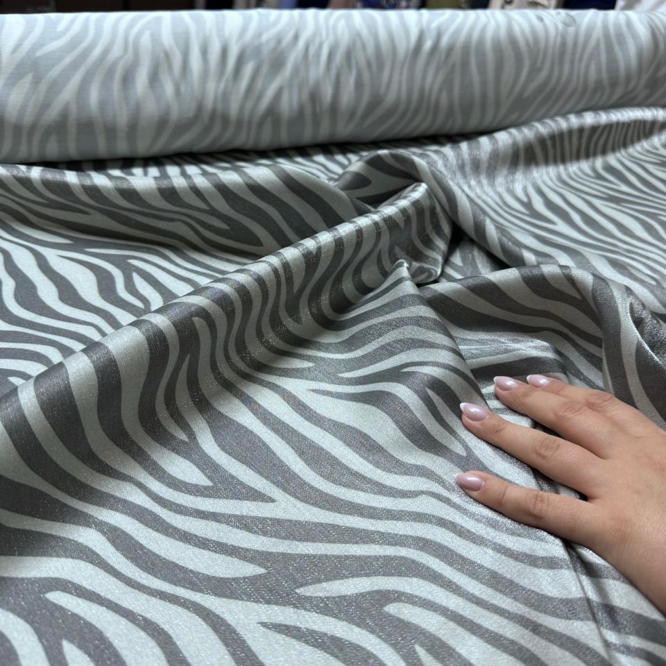Floş Saten Kumaş Parlak Işıltılı Çift En Gri Zebra Desenli