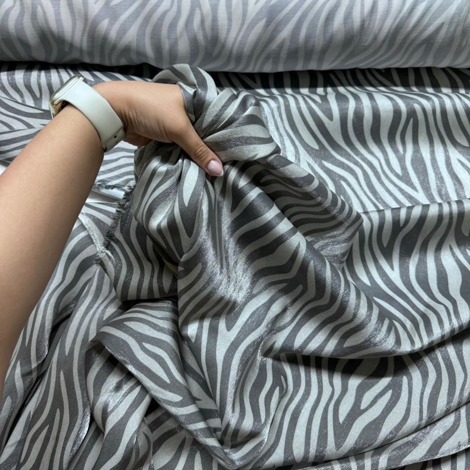 Floş Saten Kumaş Parlak Işıltılı Çift En Gri Zebra Desenli