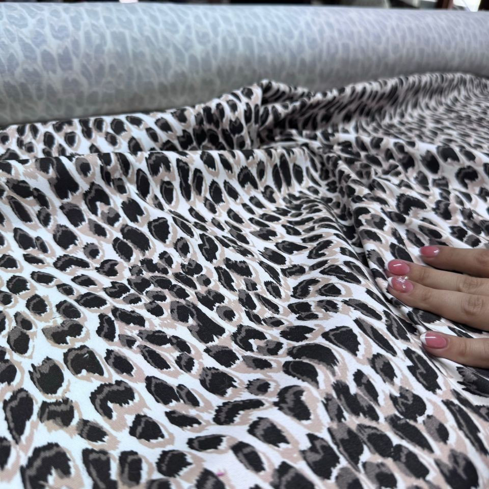 İnce Gabardin Kumaş Çift En Leopar Desenli Enine Likralı