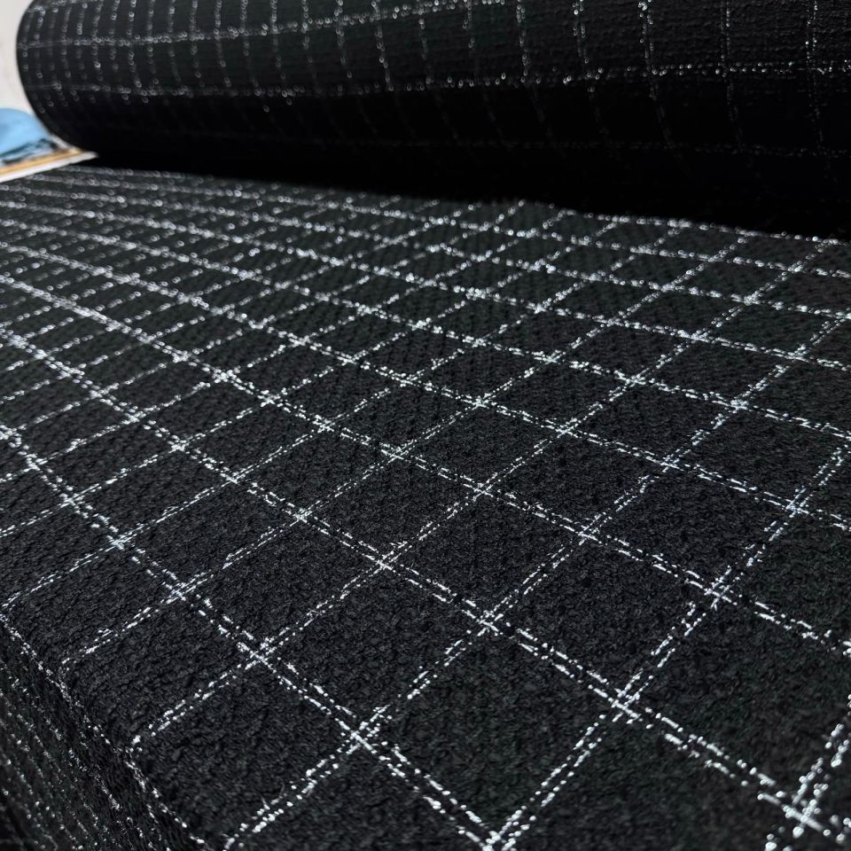 Tüvit Şanel Kumaş Buklet Çift En Siyah Renk Simli Kare Desen