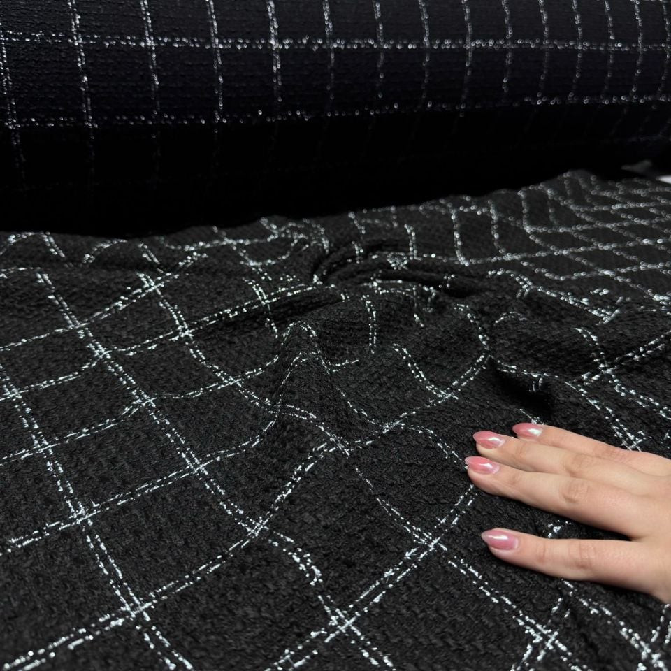 Tüvit Şanel Kumaş Buklet Çift En Siyah Renk Simli Kare Desen