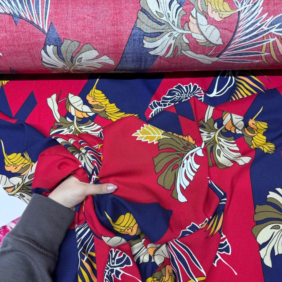 İthal Viskon Kumaş Kırmızı Renk Büyük Çiçek&Yaprak Geometrik Desenli %100 Pamuk