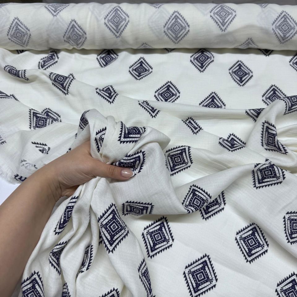 Çift Kat Müslin Kumaş Çift En %100 Pamuk Beyaz Üzeri Lacivert Etnik Desenli
