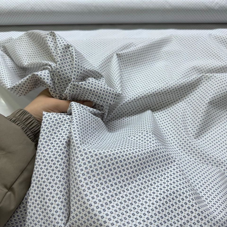 Poplin Kumaş Minik Karo Desenli Beyaz Zemin Çift En