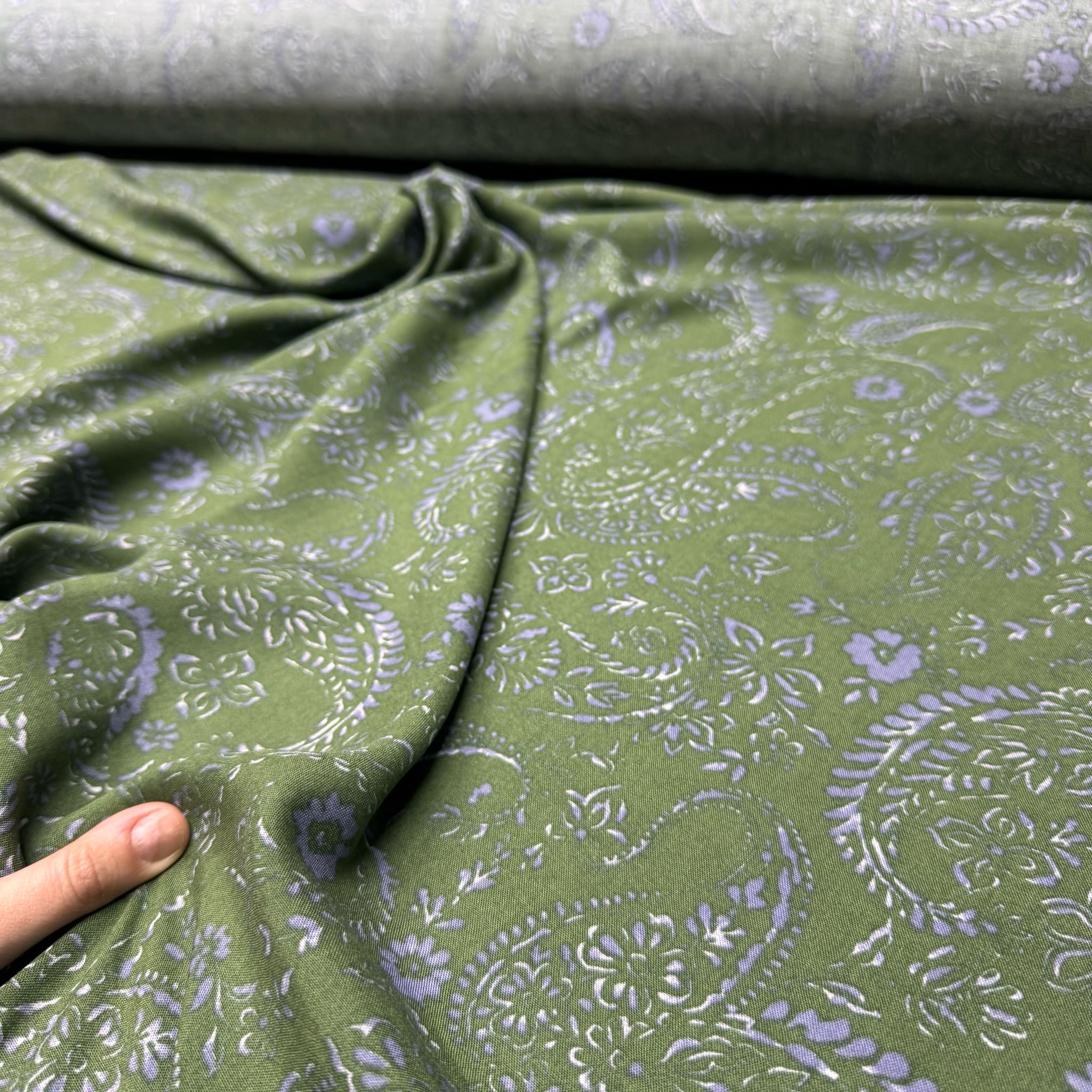 %100 Pamuk İthal Viskon Kumaş Haki Üzeri Mavi Çiçek Desenli