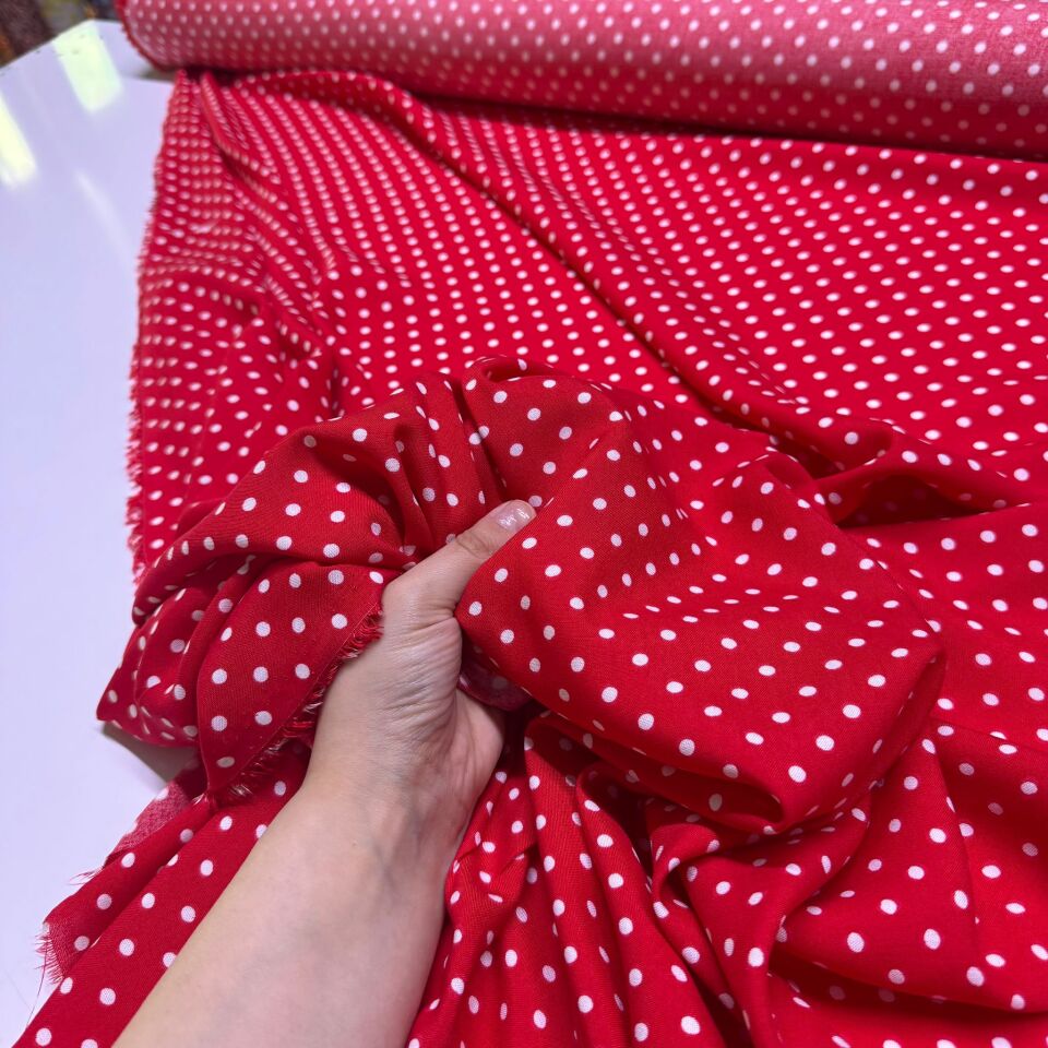 İthal Viskon Kumaş %100 Pamuk Çift En Kırmızı Zemin Beyaz Puantiyeli