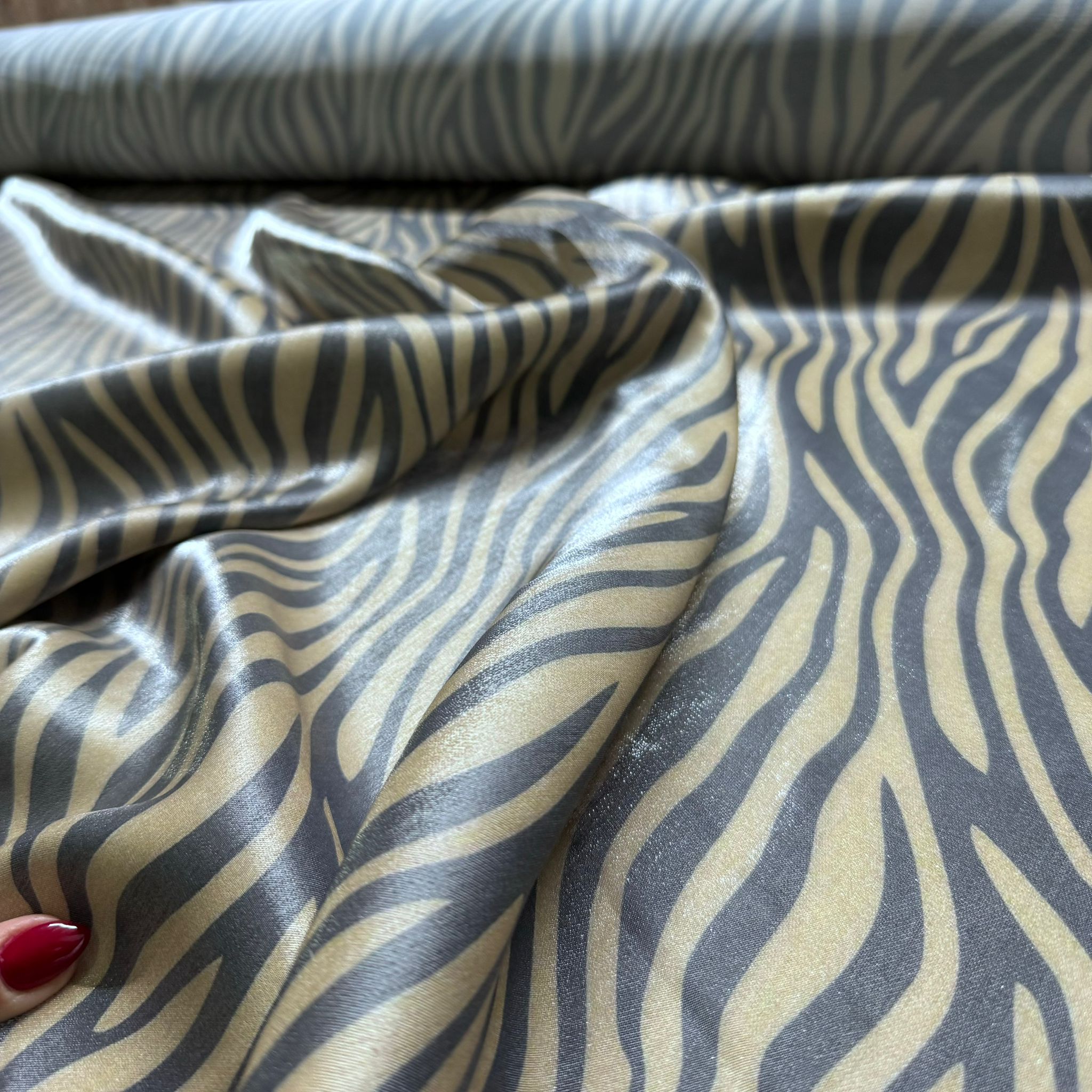 Floş Saten Kumaş Parlak Işıltılı Çift En Zebra Desen Kahverengi