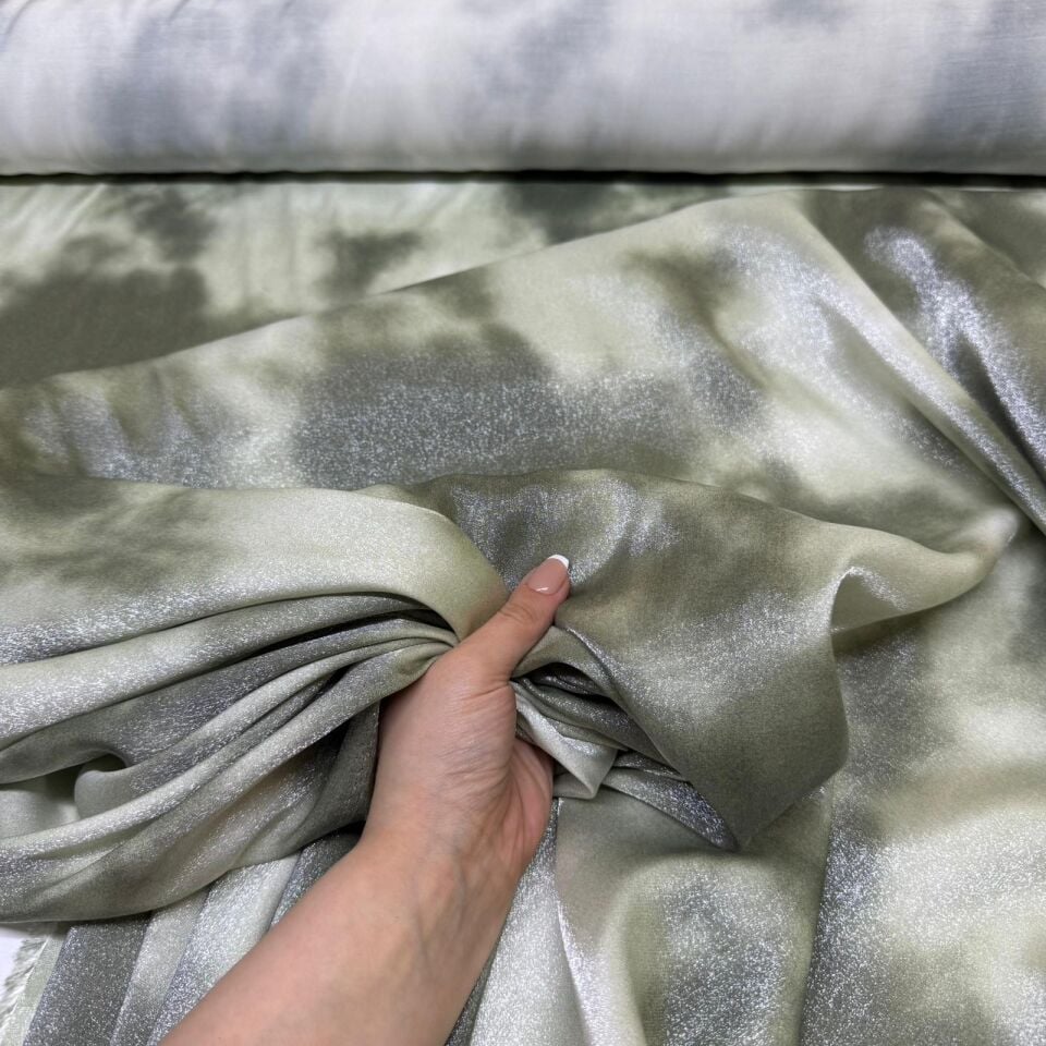 Floş Saten Kumaş Parlak Işıltılı Çift En Batik Desenli Yeşil