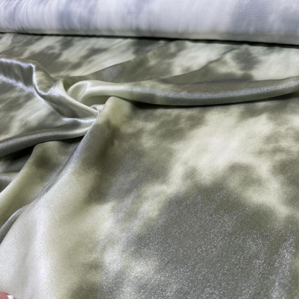 Floş Saten Kumaş Parlak Işıltılı Çift En Batik Desenli Yeşil