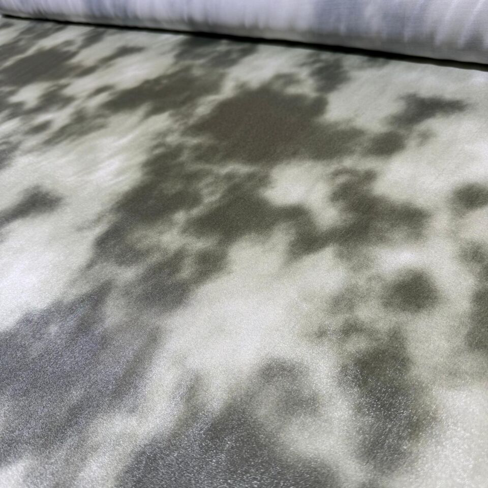 Floş Saten Kumaş Parlak Işıltılı Çift En Batik Desenli Yeşil